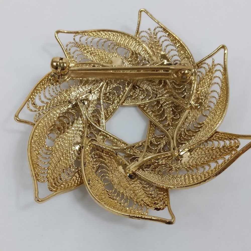 Vintage Filigree Brooch Gold Tone Leaves Circle Brushed Mid Century Flower - Picture 5 of 6